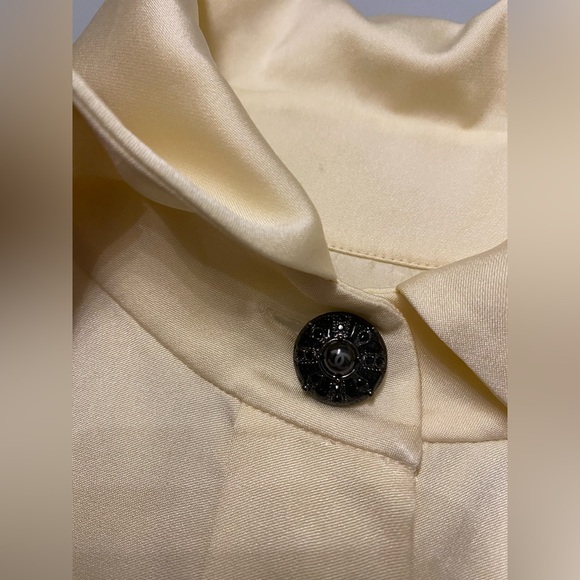 Chanel authentic limited edition vintage Sleeveless Cream Blouse, almost new - Picture 5 of 8
